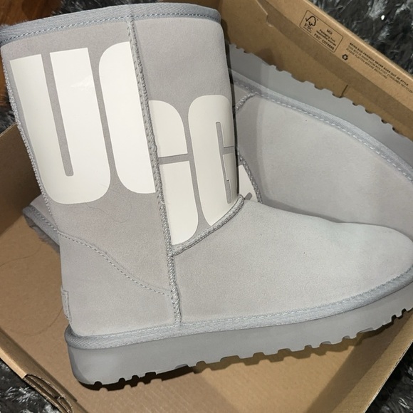 UGGS 💕💕 - Picture 3 of 4